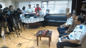 Menhub Ignasius Jonan (tengah) mengumumkan pencabutan larangan beroperasinya gojek, di kantor Kemenhub, Jakarta, Jumat (18/12)