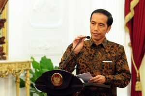 Presiden Jokowi menyampaikan keterangan pers terkait Pilkada serentak, di Istana Merdeka, Jakarta, Senin (7/12) petang