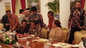 Para komedian meminta tanda tangan Presiden Jokowi, di Istana Negara, Jakarta, Rabu (16/12) malam