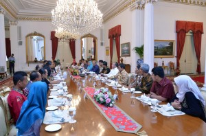 Presiden Jokowi didampingi sejumlah menteri makan siang bersama Komunitas Desa Mandiri Qoriyah Thoyyibah Salatiga, di Istana Negara, Jakarta, Senin (21/12) siang
