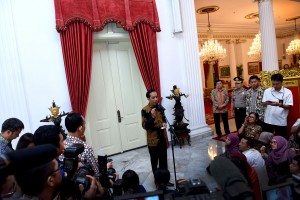 Presiden Jokowi menyampaikan pernyataan terkait sidang MKD, di Istana Negara, Jakarta, Selasa (16/12)