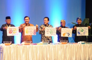 Menko Polhukam Luhut B. Pandjaitan didampingi Ketua KPK, Ketua DPD, Gubernur Jabar, dan Walikota Bandung menyampaikan tekad bersama melawan korupsi, di Bandung, Jabar, Kamis (10/12)