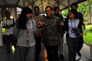 Seskab Pramono Anung menjawab wartawan saat berjalan meninggalkan kantor Presiden, Rabu (16/12)