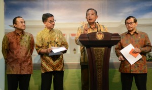 Menko Perekonomian Darmin Nasution mengumumkan Paket Kebijakan ketujuh, di kantor Presiden, Jakarta, Jumat (4/12) malam