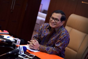 Sekretaris Kabinet, Pramono Anung, saat diwawancara wartawan di ruang kerjanya siang ini (30/12)
