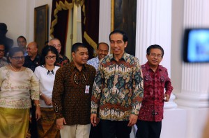 Presiden Jokowi bersama pengurus PGI dan KWI yang menghadapnya, di Istana Merdeka, Jakarta, Selasa (22/12)