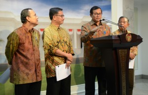 Seskab Pramono Anung didampingi sejumlah menteri mengumumkan Paket Kebijakan Ekonomi Jilid Tujuh, di kantor Presiden, Jakarta, Jumat (4/12) sore