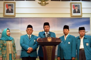 Ketua Umum Parmusi Usamah Hisyam didampingi pengurus yang lain menyampaikan keterangan pers, di Istana Merdeka, Jakarta, Kamis (17/12)