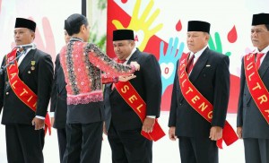 Presiden Jokowi menganugerahkan Satyalencana Kebaktian Sosial kepada pendonor darah, di Istana Kepresidenan, Bogor, Jumat (17/12) pagi