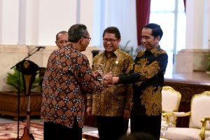 Presiden Jokowi menyerahkan penghargaan Keterbukaan Informasi Badan Publik Tahun 2015, di Istana Negara, Jakarta, Selasa (15/12) pagi.