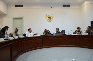 Presiden Jokowi memimpin rapat terbatas membahas kawasan perdagangan bebas, di kantor Presiden, Jakarta, Jumat (4/12) siang
