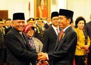 Presiden Jokowi memberikan ucapan selamat kepada Ketua KPK Agus Raharjo didampingi istri dan pimpinan KPK yang lain, di Istana Negara, Jakarta, Senin (21/12)