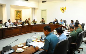 Presiden Jokowi memimpin rapat terbatas membahas pengadaan alutsista, di kantor Presiden, Jakarta, Kamis (3/12)