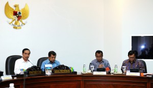 Presiden Jokowi didampingi Wapres Jusuf Kalla memimpin ratas soal PLN dan Pertamina, di kantor Presiden, Jakarta, Kamis (3/12)