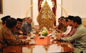 Presiden Jokowi didampingi Menteri Agama Lukman Hakim Saifudin menerima Pengurus Pusat ICMI, di Istana Merdeka, Jakarta, Selasa (8/12) sore