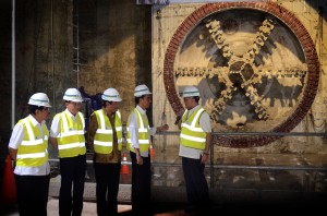 Presiden Jokowi didampingi sejumlah menteri melihat pengeboran terowongan MRT, di Stasiun Senayan, Jakarta, Rabu (23/12) pagi