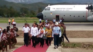 Presiden Jokowi didampingi Ibu Negara Iriana saat berkunjung ke Wamena, Papua (30/12)