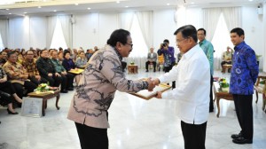 Wapres Jusuf Kalla menyerahkan penghargaan kepada Gubernur Jatim Soekarwo dalam enyerahan Laporan Hasil Evaluasi Akuntabilitas Kinerja Kementerian/Lembaga dan Pemerintah Provinsi, di Istana Wakil Presiden, Selasa (15/12)