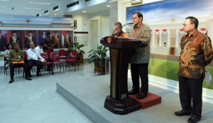 Seskab, Pramono Anung, sedang menyampaikan keterangan pers bersama Menko Perekonomian dan Menteri ESDM di Kantor Presiden, Jakarta (23/12)