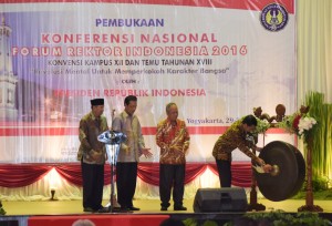Presiden Jokowi saat membuka acara Forum Rektor semalam di Yogyakarta (29/1). (Foto:Humas/Dhani)