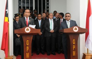 Presiden Jokowi dan PM Rui Maria Araujo menyampaikan hasil pertemuan bilateral di Kantor PM, Dili, Timor Leste (26/1). (Foto:Humas/Rahmat)