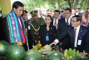 Presiden Jokowi didampingi Seskab dan Menlu singgah dan membeli buah di pasar tradisional Dili (26/1). (Foto:Humas/Rahmat)