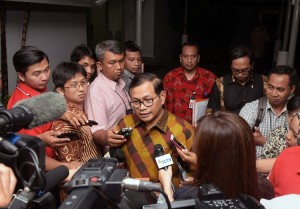 Seskab, Pramono Anung, menjawab pertanyaan wartawan usai Rapat Terbatas Selasa sore (5/1)