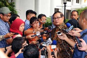 Seskab, Pramono Anung, menjawab pertanyaan wartawan usai mengikuti Rapat Terbatas tentang Persiapan Asian Games di Kantor Presiden, Jakarta (11/1) (foto:Humas/Jay)
