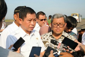 Menhub didampingi Gubernur Jabar menjawab pertanyaan wartawan terkait pembangunan Bandara Kertajati di Majalengka (14/1) (Foto:Humas/Rahmat)