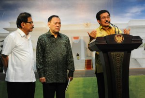 Ketua OJK menyampaikan keterangan pers usai Rapat Terbatas tentang perbankan syariah di Kantor Presiden, Jakarta 5 Januari 2016
