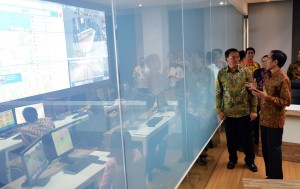 Presiden Jokowi didampingi Gubernur DKI Jakarta saat meninjau fasilitas smart city Jakarta (29/1). (Foto:Humas/Rahmat)