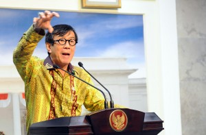 Menkumham menyampaikan keterangan pers usai rapat terbatas di Kantor Presiden, Jakarta (21/1). (Foto:Humas/Rahmat)