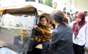 Seskab menjawab pertanyan wartawan usai mengikuti acara penandatanganan kesepakatan penanganan pidana di Istana Negara (28/1). (Foto:Humas/Setkab)