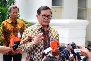 Seskab, Pramono Anung, menjawab pertanyaan wartawan usai Sidang Kabinet Paripurna di Istana Negara, jakarta (4/1)