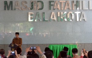 Presiden Jokowi saat meresmikan Masjid Fatahillah di Balaikota, Jakarta (29/1). (Foto:Humas/Rahmat)