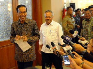 Presiden Jokowi setelah menajwab pertanyaan wartawan usai menyaksikan penandatangan kontrak kegiatan di Kementerian PUPR, Jakarta (6/1)