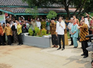Presiden Jokowi saat mengunjungi Pondok Pesantren Al Mizan, di Jatiwangi, Cirebon, yang diasuh oleh KH Maman Imanulhaq Faqieh