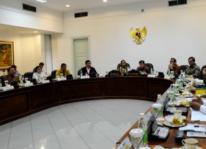 Presiden Joko Widodo dan Wapres Jusuf Kalla memimpin rapat terbatas dengan para Menteri Kabinet Kerja di Kantor Presiden, Jakarta.