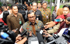 Seskab diwawancarai wartawan usai mengikuti Rapat Terbatas Kamis Sore (21/2) di Kantor Presiden, Jakarta (Foto:Humas/Rahmat)