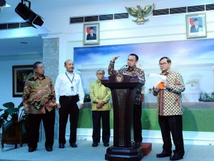 Menteri ESDM, Sudirman Said, menyampaikan keterangan pers usai Rapat Terbatas di Kantor Presiden, Jakarta (4/1)