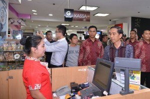 Presiden Jokowi saat meninjau supermarket di kawasan Thamrin Jumat siang (15/1) (Foto:Biro Pers, Media, dan Informasi/Setpres/Kris)