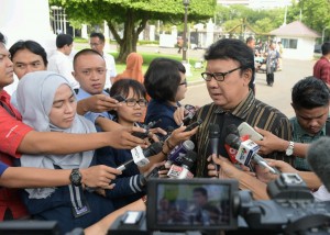 Mendagri menjawab pertanyaan wartawan usai rapat konsultasi Presiden dengan lembaga negara di Istana Negara, Jakarta (19/1) (Foto:Humas/Oji)