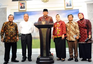 Ketua Forum rektor didampingi Menristekdikti usai audiensi dengan Presiden Jokowi Rabu pekan lalu (20/1). (Foto:Humas/Rahmat)