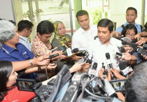 Menteri PAN-RB menjawab pertanyaan wartawan sebelum ikuti Rapat Terbatas di Kantor Presiden, Jakarta (6/1)