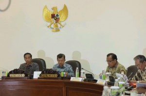 Presiden Jokowi pimpin Rapat Terbatas mengenai Aturan Cuti Pejabat Negara di Kantor Presiden, Jakarta (6/1)