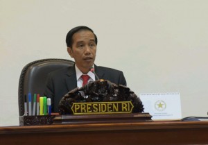Presiden Jokowi memberi arahan kepada para peserta Rapat Terbatas mengenai Pencegahan Tindak Kekerasan dan Penindasan Terhadap Anak-anak (20/1), di Kantor  Presiden, Jakarta.