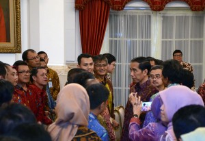 Presiden Jokowi berbincang dengan peserta KP3MN Tahun 2016 serta Peluncuran KLIK dan Peningkatan Layanan I23J untuk Bidang Infrastruktur, di Istana Negara, Jakarta, Senin (22/6) siang. (Foto: Jay/Humas)
