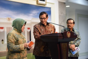Seskab Pramono Anung, Gubernur Jatim Soekarwo, dan Walikota terpilih Surabaya Tri Rismaharini memberikan keterangan pers (3/2). (Foto: Humas/Deni)