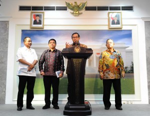Seskab memberikan keterangan tentang Paket Kebijakan Ekonomi X di Kantor Presiden, Jakarta Kamis Siang (11/2). (Foto:Humas/Jay)