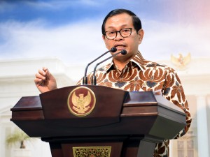 Seskab Pramono Anung memberikan keterang pers usai Rapat Terbatas di Kantor Presiden, Jakarta (29/2). (Foto:Humas/Uni)